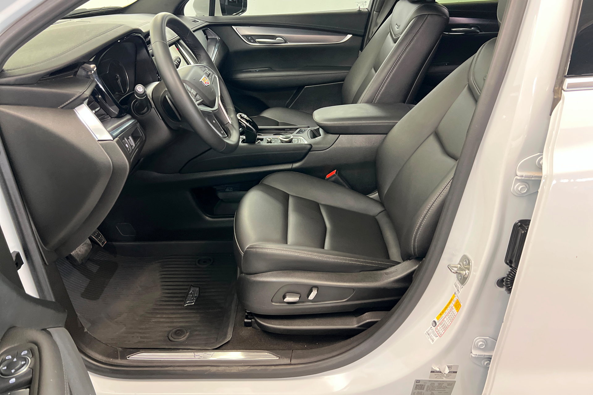 Used 2025 Cadillac XT5 Luxury w/ LPO, Floor Liner Package AWD/4WD image 17