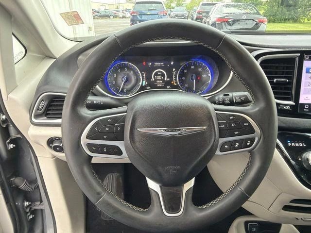 Used 2023 Chrysler Pacifica Touring-L FWD image 14