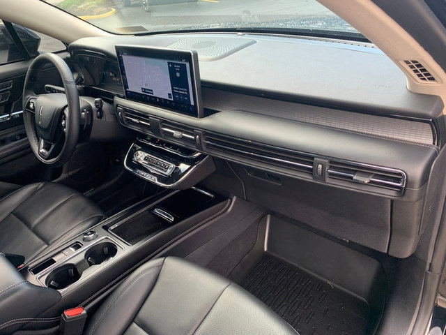 Used 2023 Lincoln Corsair AWD w/ Equipment Group 101A image 13