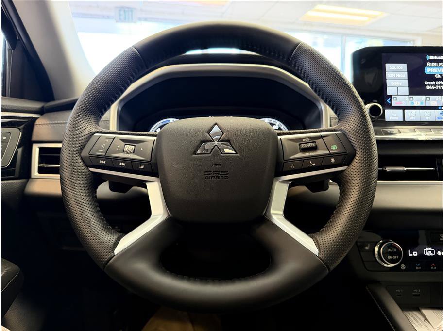 Used 2025 Mitsubishi Outlander 4WD Plug-In Hybrid image 16