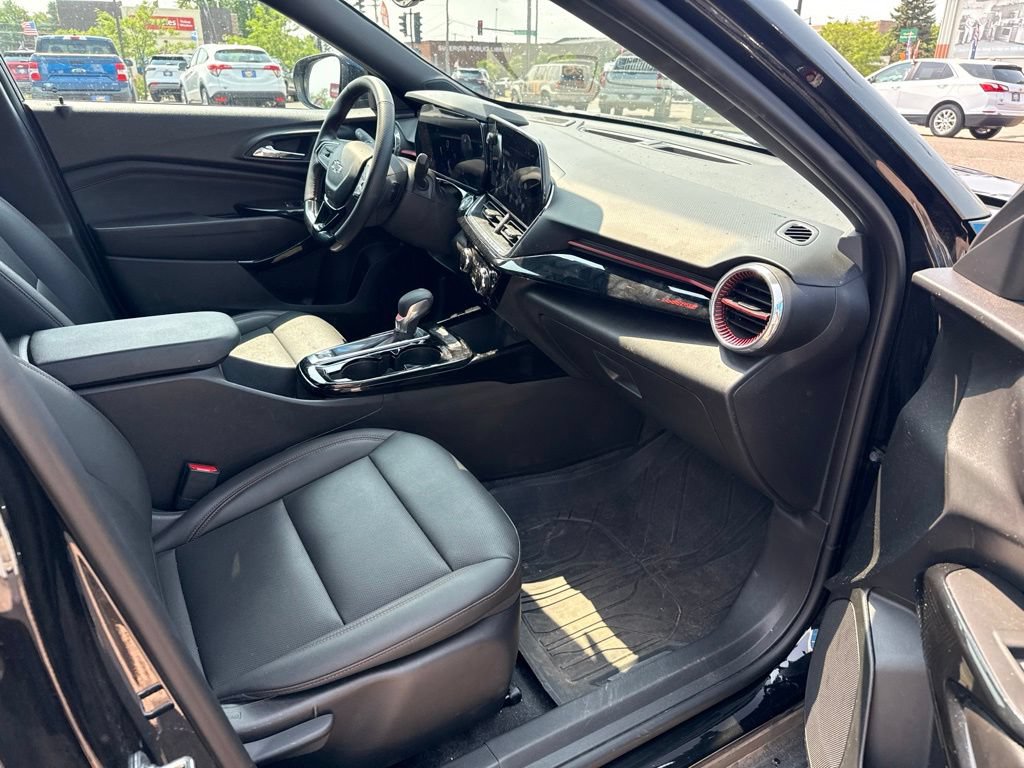 Used 2025 Chevrolet Trax RS FWD image 26