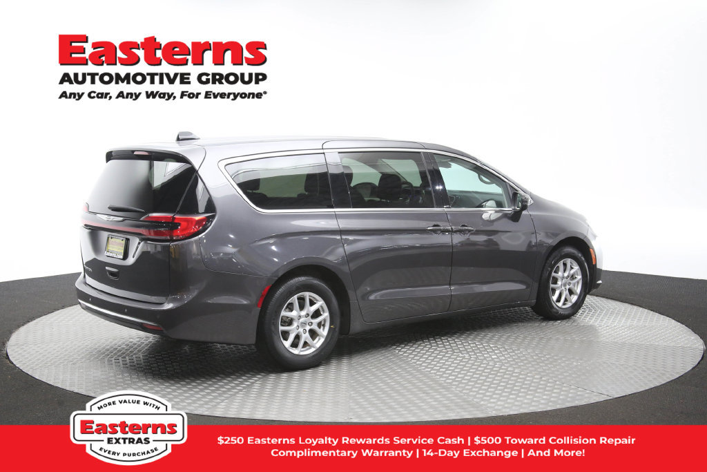 Used 2023 Chrysler Pacifica Touring-L FWD image 44