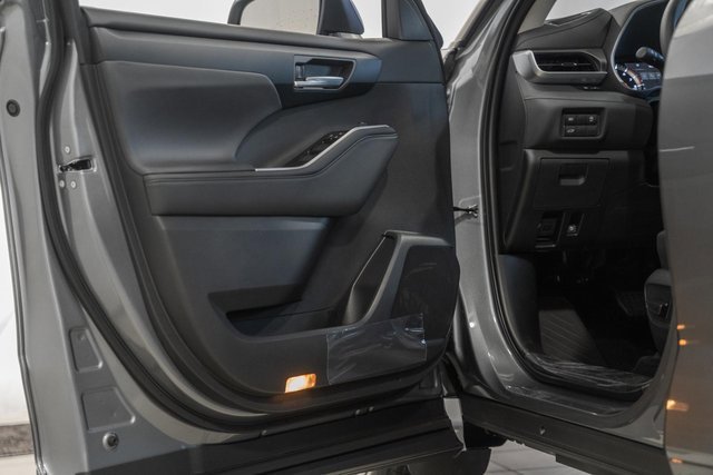 New 2025 Toyota Highlander XLE image 40