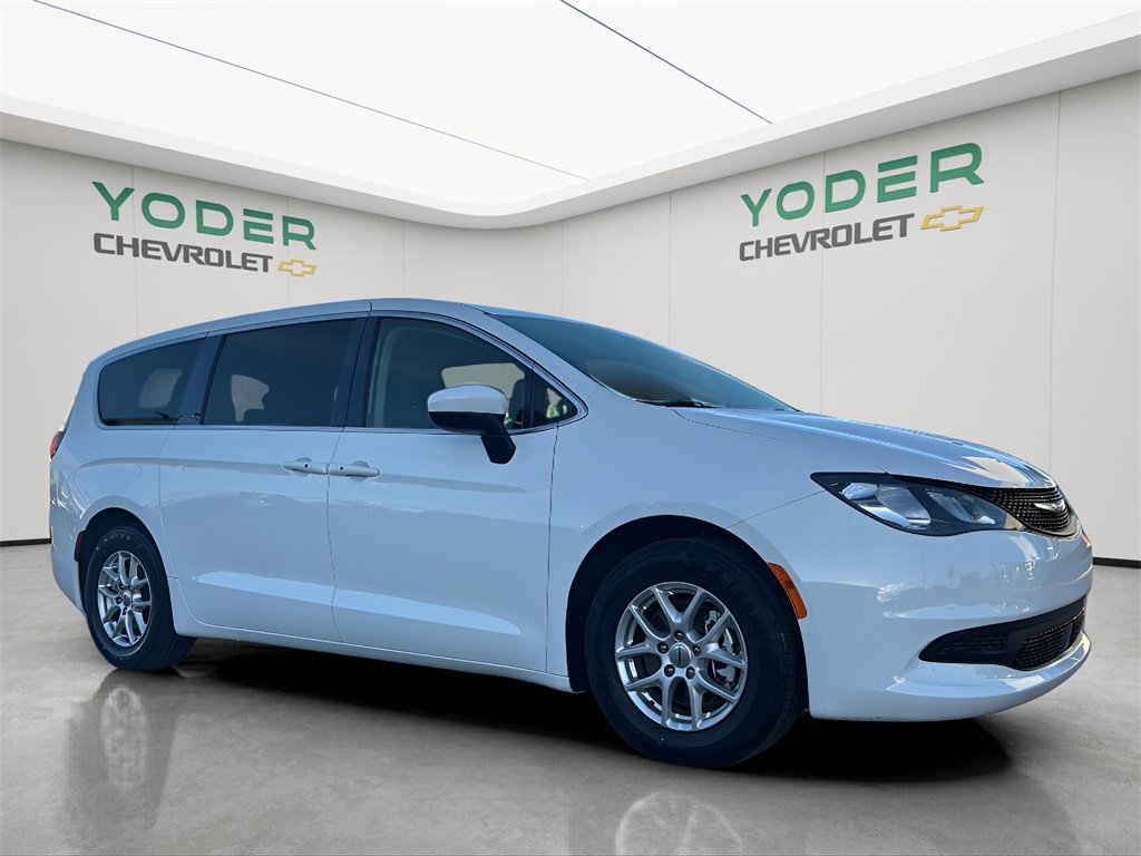 Used 2022 Chrysler Voyager LX image 2