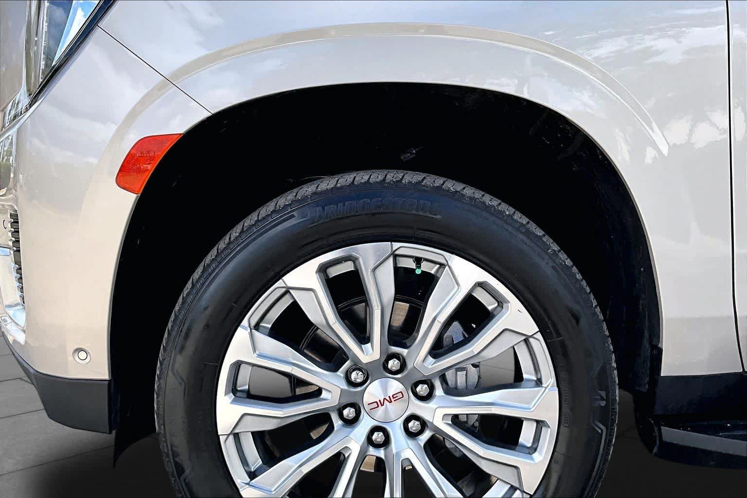 Used 2024 GMC Yukon Denali w/ Advanced Technology Package AWD/4WD image 20