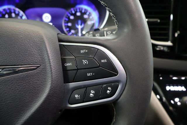 Used 2023 Chrysler Pacifica Touring-L image 18