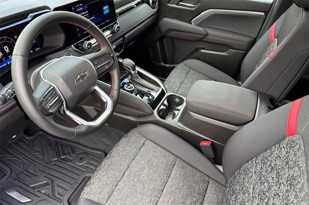 Used 2025 Chevrolet Colorado Z71 image 4