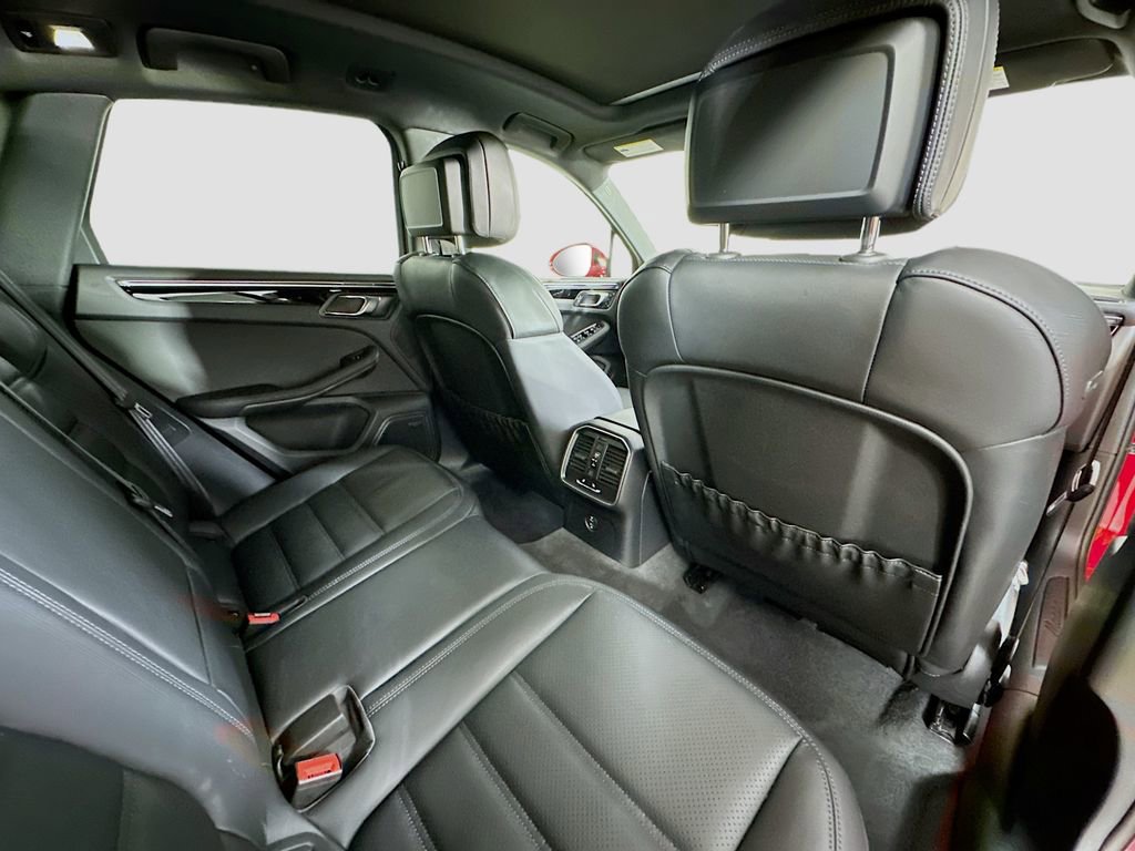Certified 2025 Porsche Macan image 30