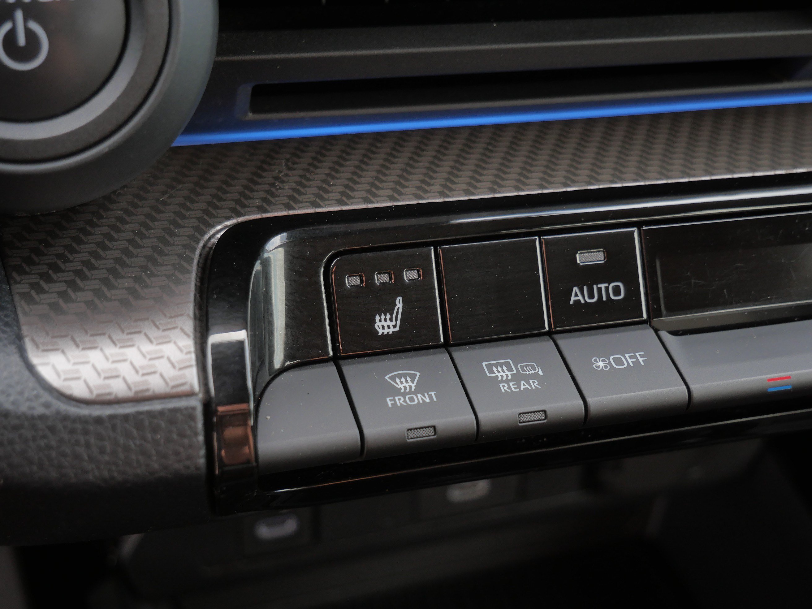 Certified 2025 Toyota Prius XLE FWD image 32
