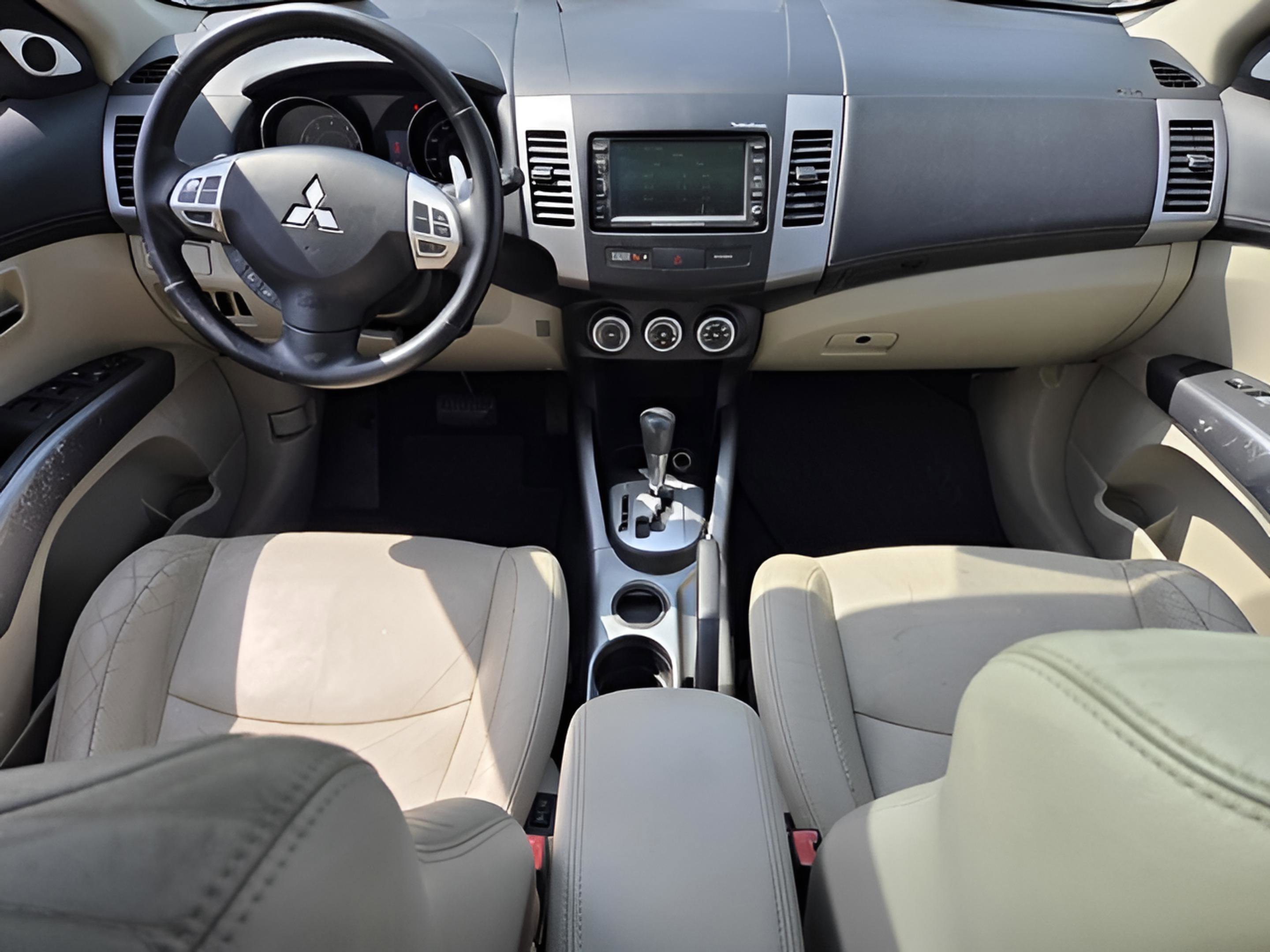 Used 2010 Mitsubishi Outlander XLS image 9