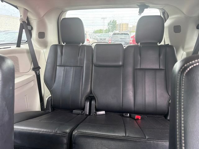Used 2014 Chrysler Town & Country Touring w/ Driver Convenience Group FWD image 23