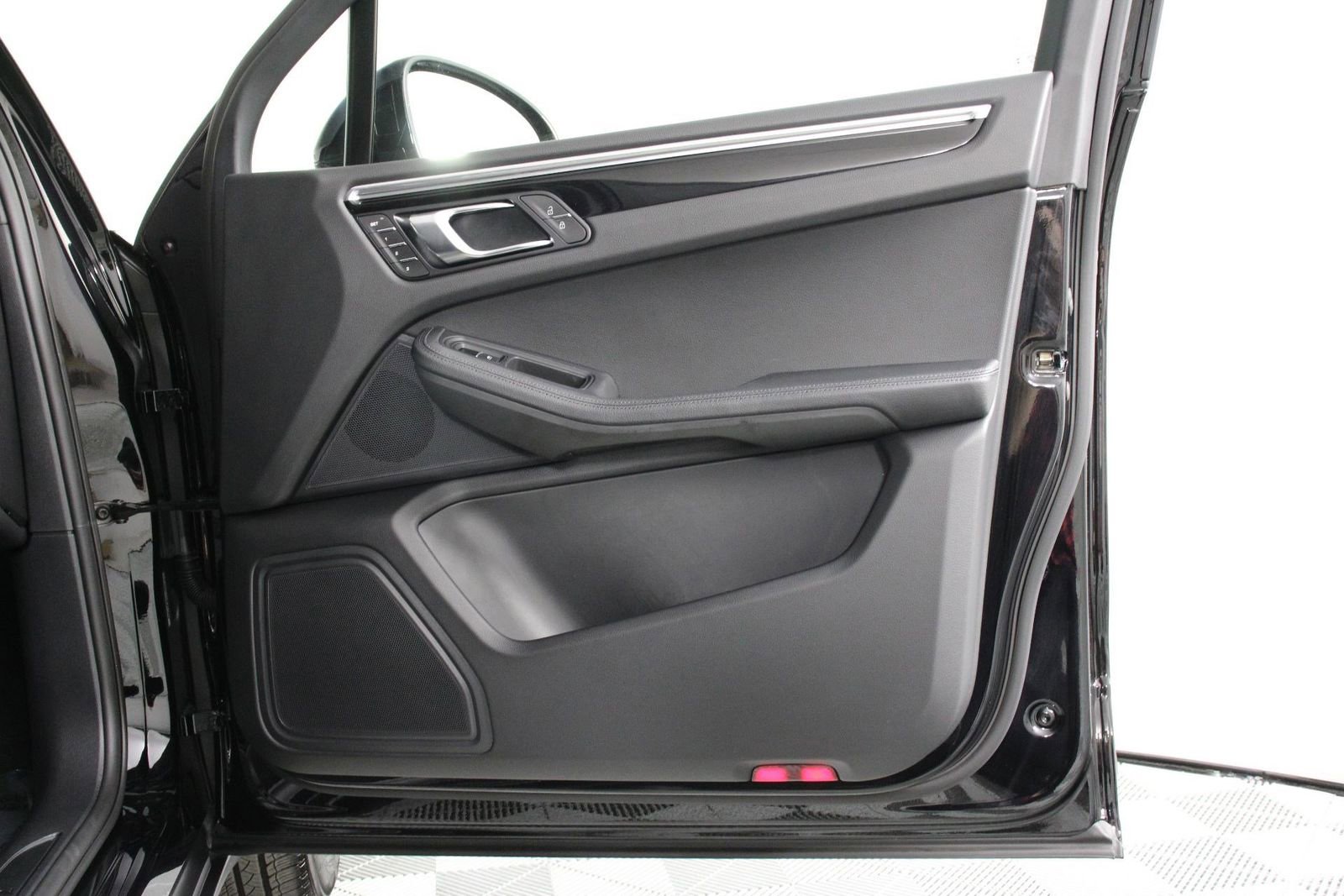 Certified 2025 Porsche Macan image 23