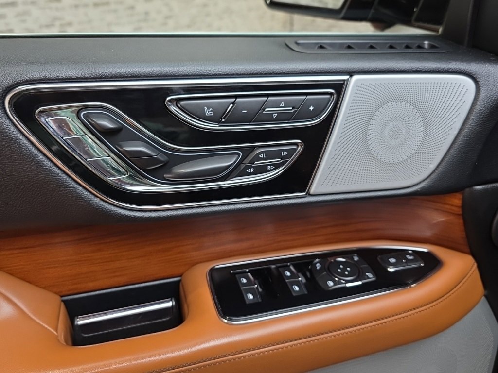 Used 2019 Lincoln Navigator Reserve image 36
