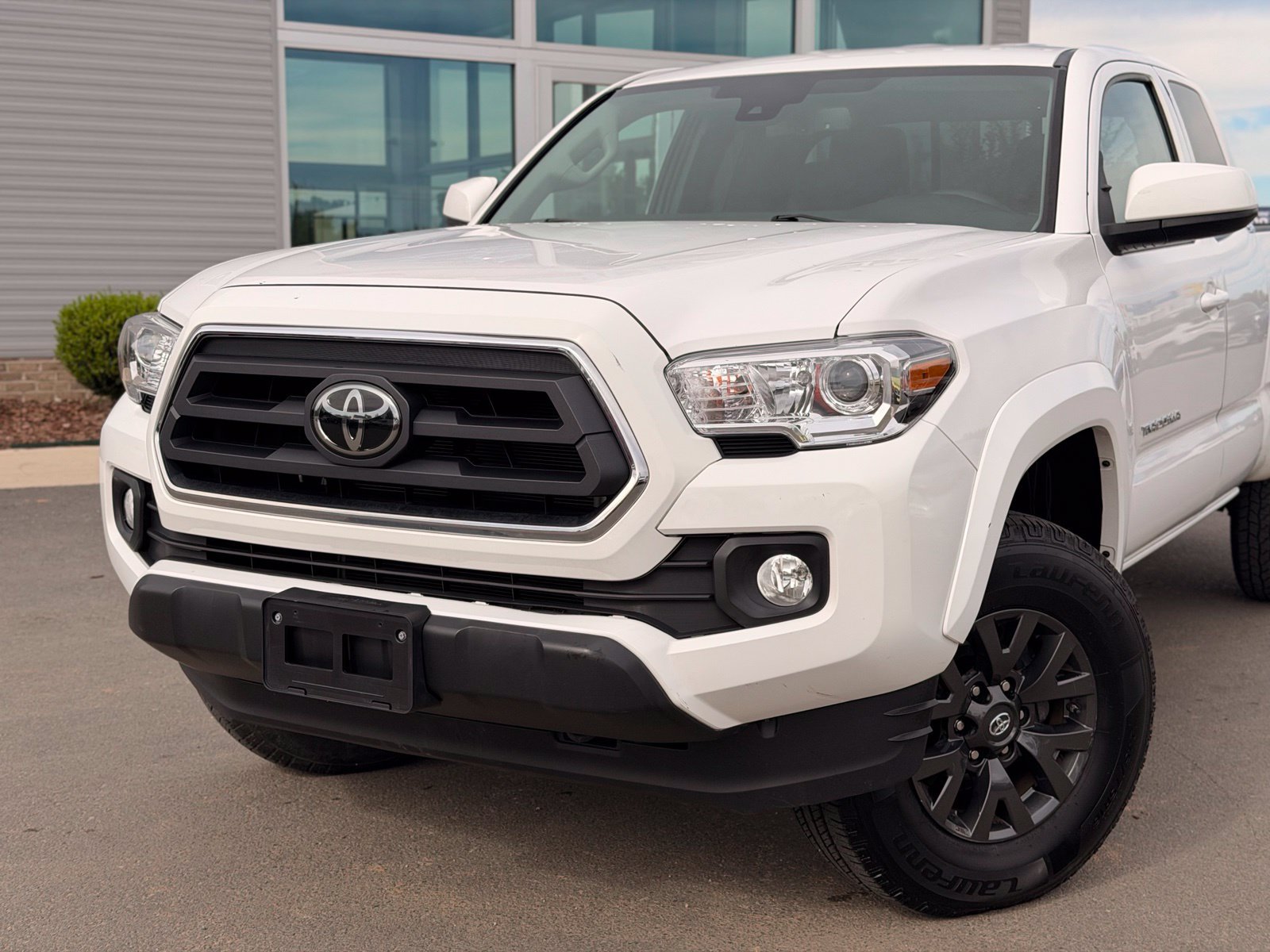 Used 2022 Toyota Tacoma SR5 AWD/4WD image 2