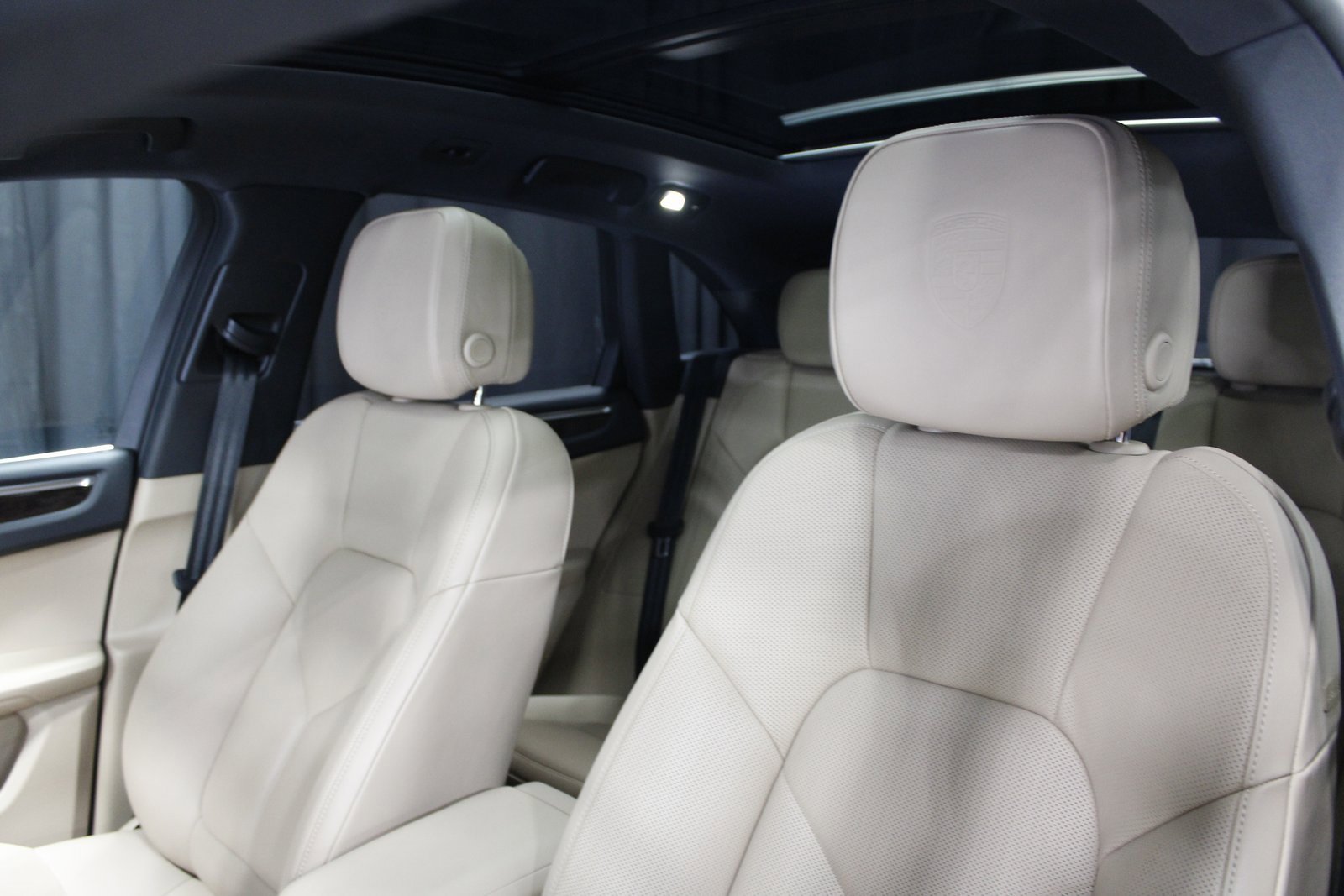 Certified 2025 Porsche Macan image 5