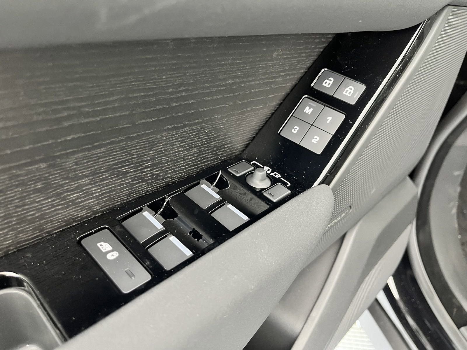 Used 2025 Land Rover Range Rover Velar Dynamic SE image 19