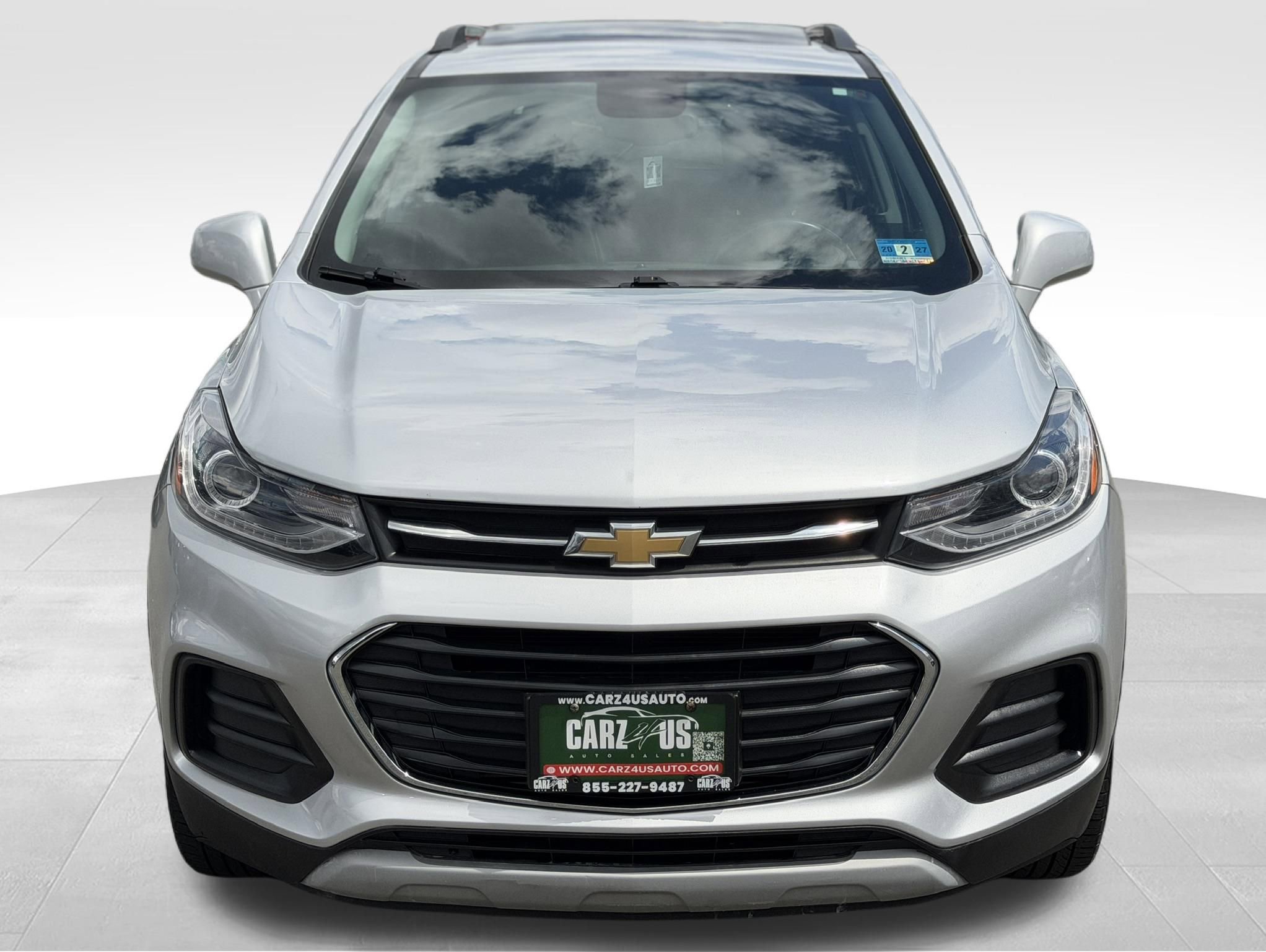 Used 2019 Chevrolet Trax LT w/ Sun & Sound Package image 2