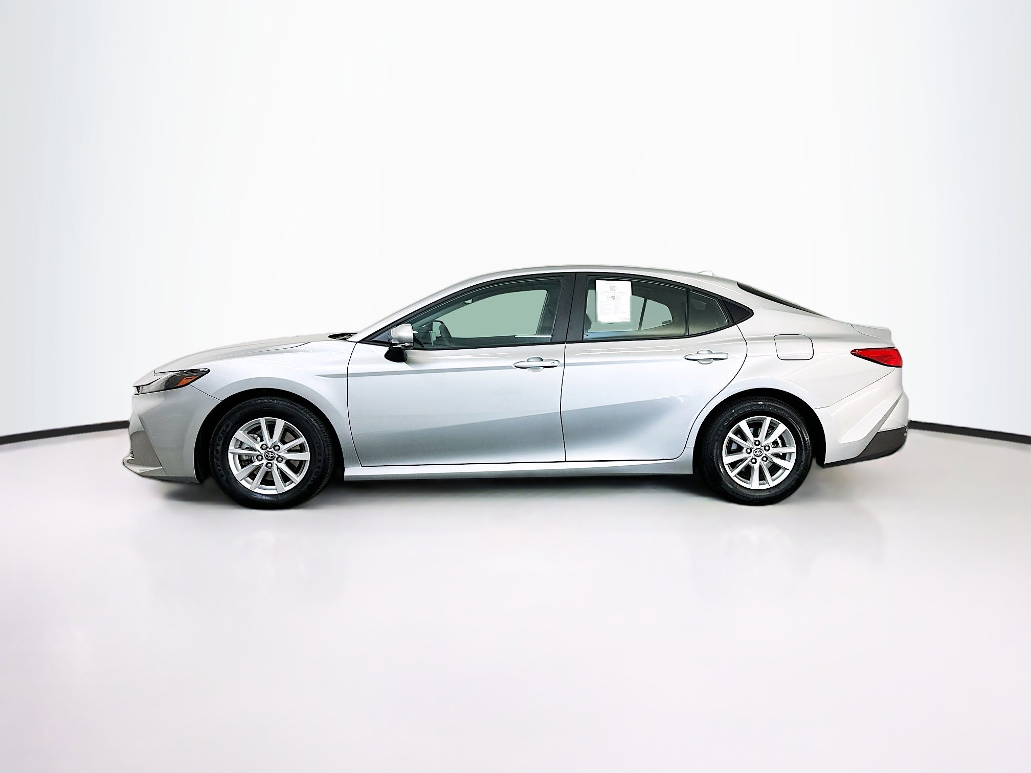 Used 2025 Toyota Camry LE image 4