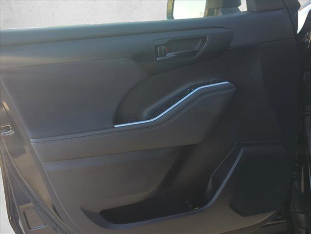 Used 2023 Toyota Highlander L FWD image 7