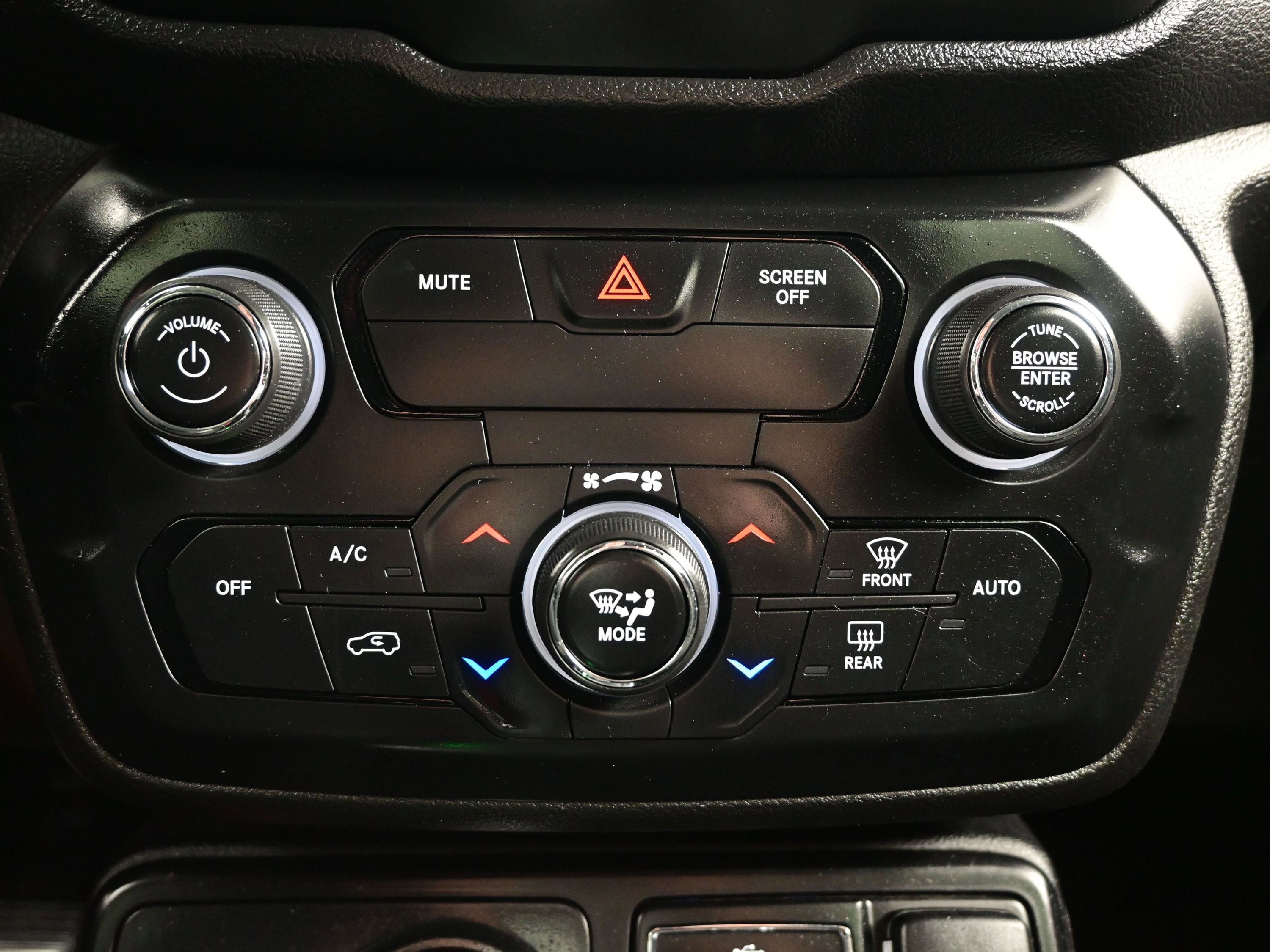 Used 2018 Jeep Renegade Latitude w/ Cold Weather Group image 18