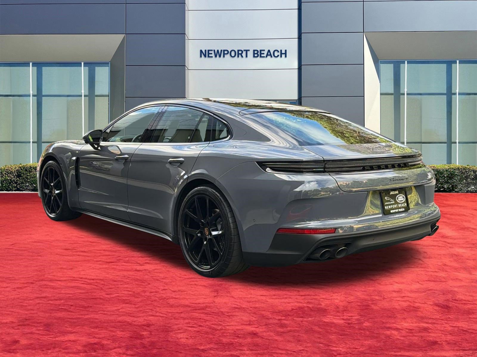 Used 2025 Porsche Panamera image 3
