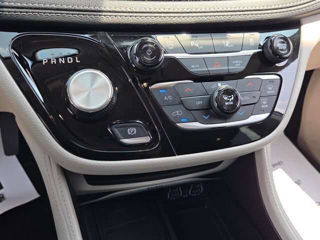 Used 2024 Chrysler Pacifica Limited FWD image 19