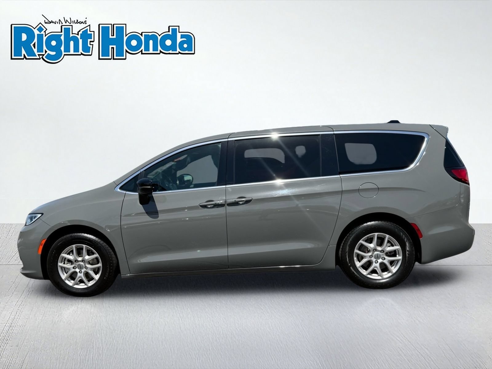 Used 2025 Chrysler Pacifica Select FWD image 3