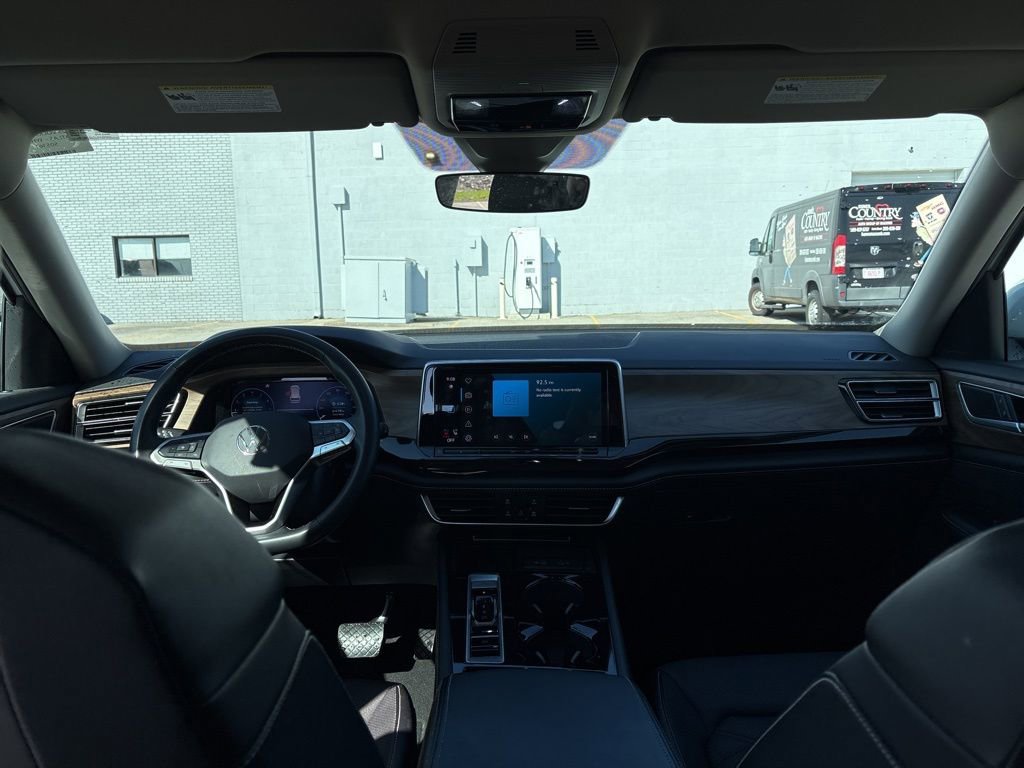 Used 2025 Volkswagen Atlas SE image 27
