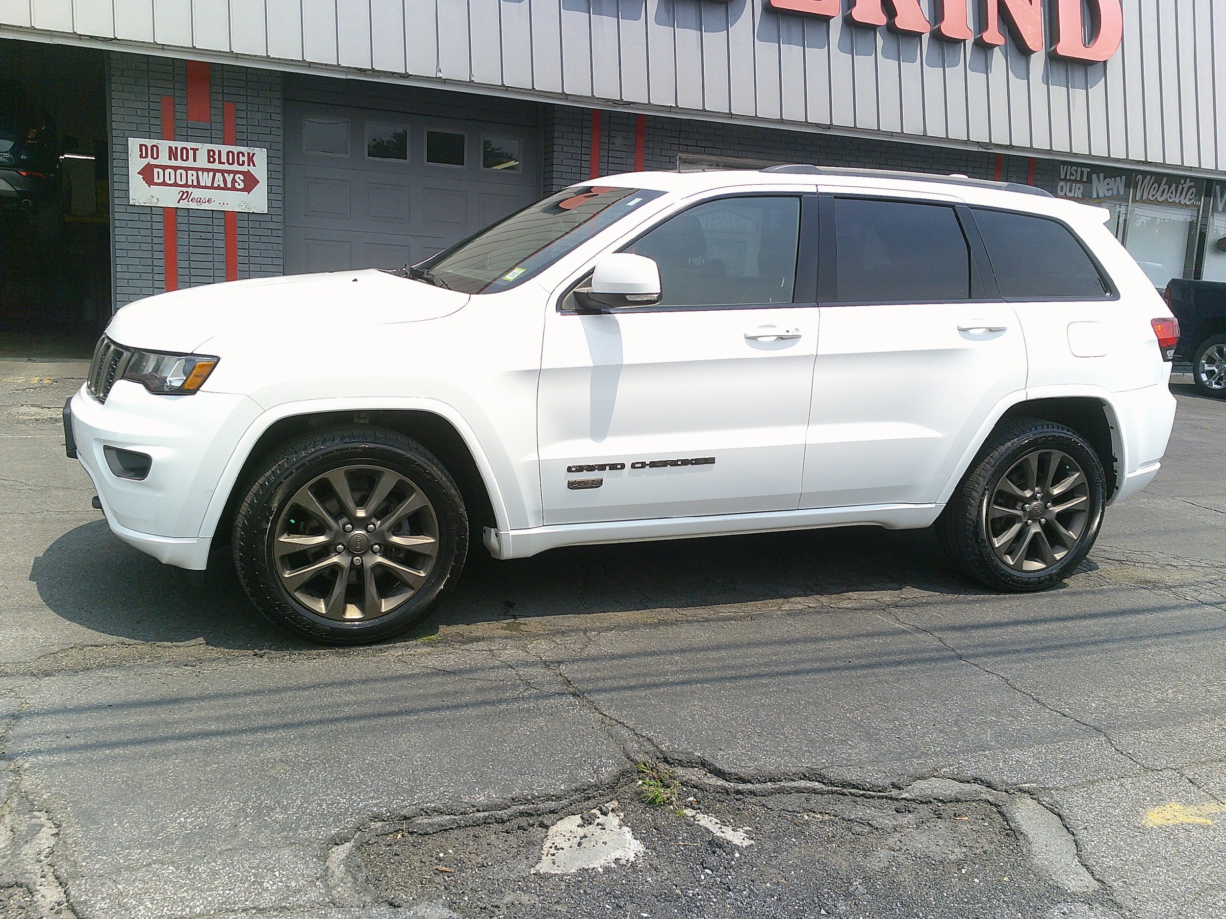 Used 2017 Jeep Grand Cherokee Limited 75th Anniversary AWD/4WD image 14