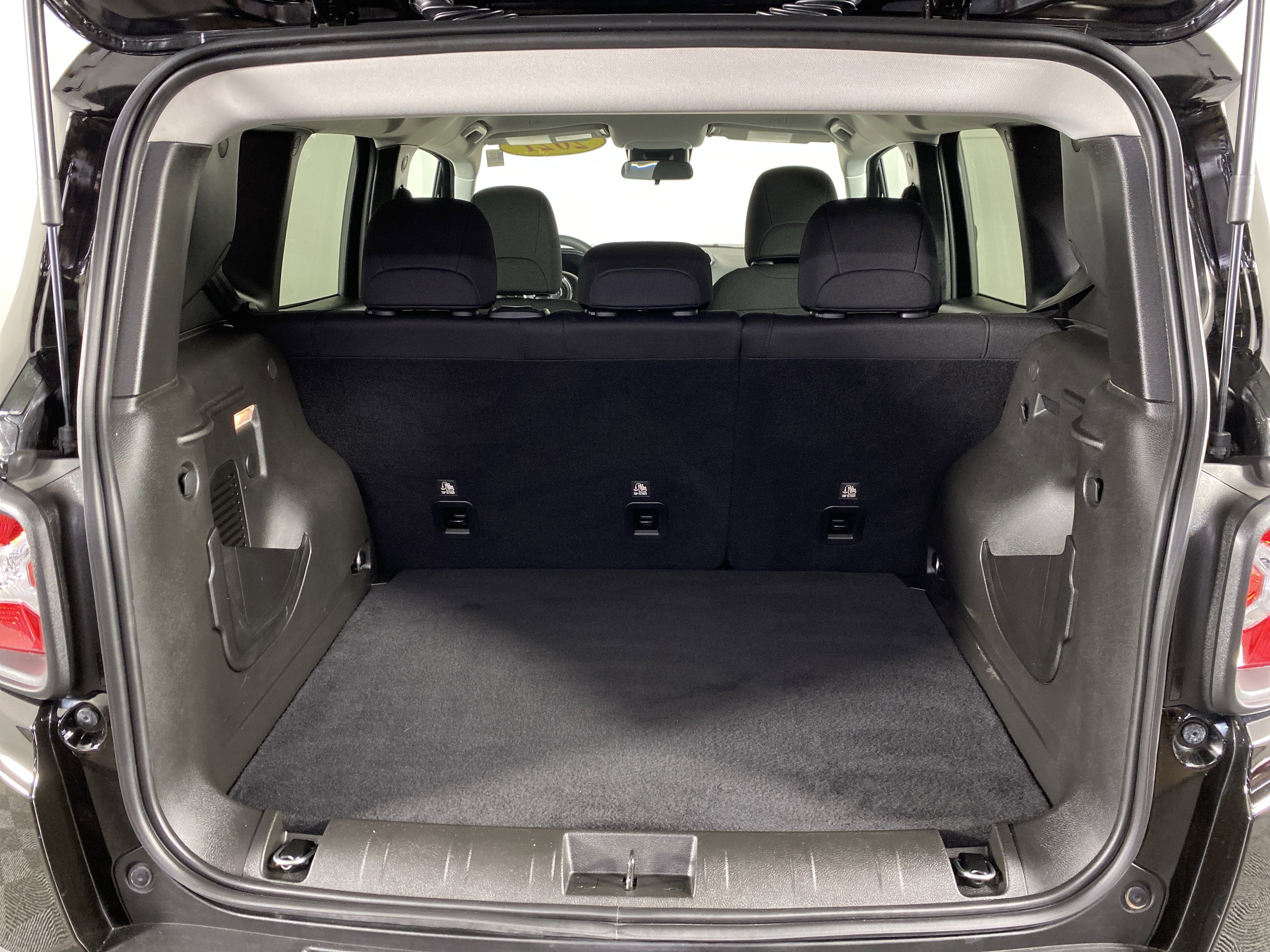 Used 2021 Jeep Renegade Latitude FWD image 29