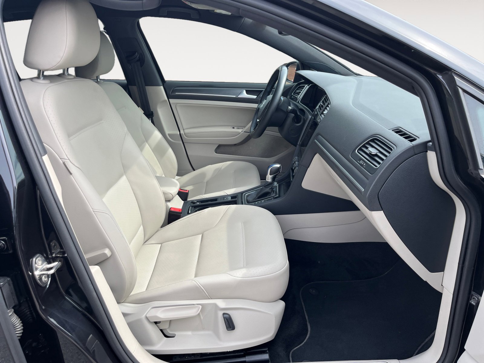 Used 2019 Volkswagen e-Golf SEL Premium image 18