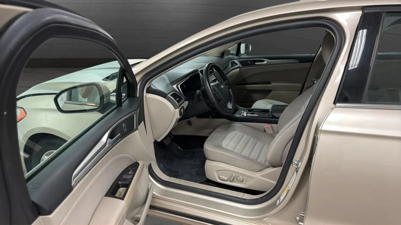 Used 2019 Ford Fusion SE FWD image 21