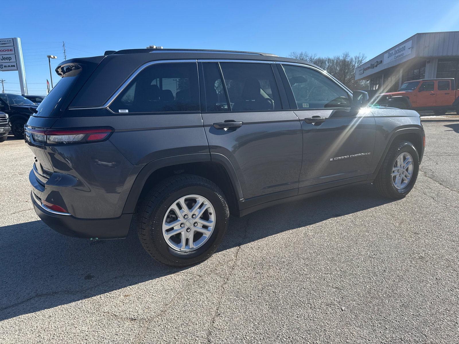 Used 2024 Jeep Grand Cherokee Laredo image 5
