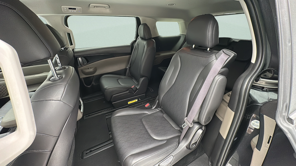 Used 2025 Kia Carnival FWD image 10