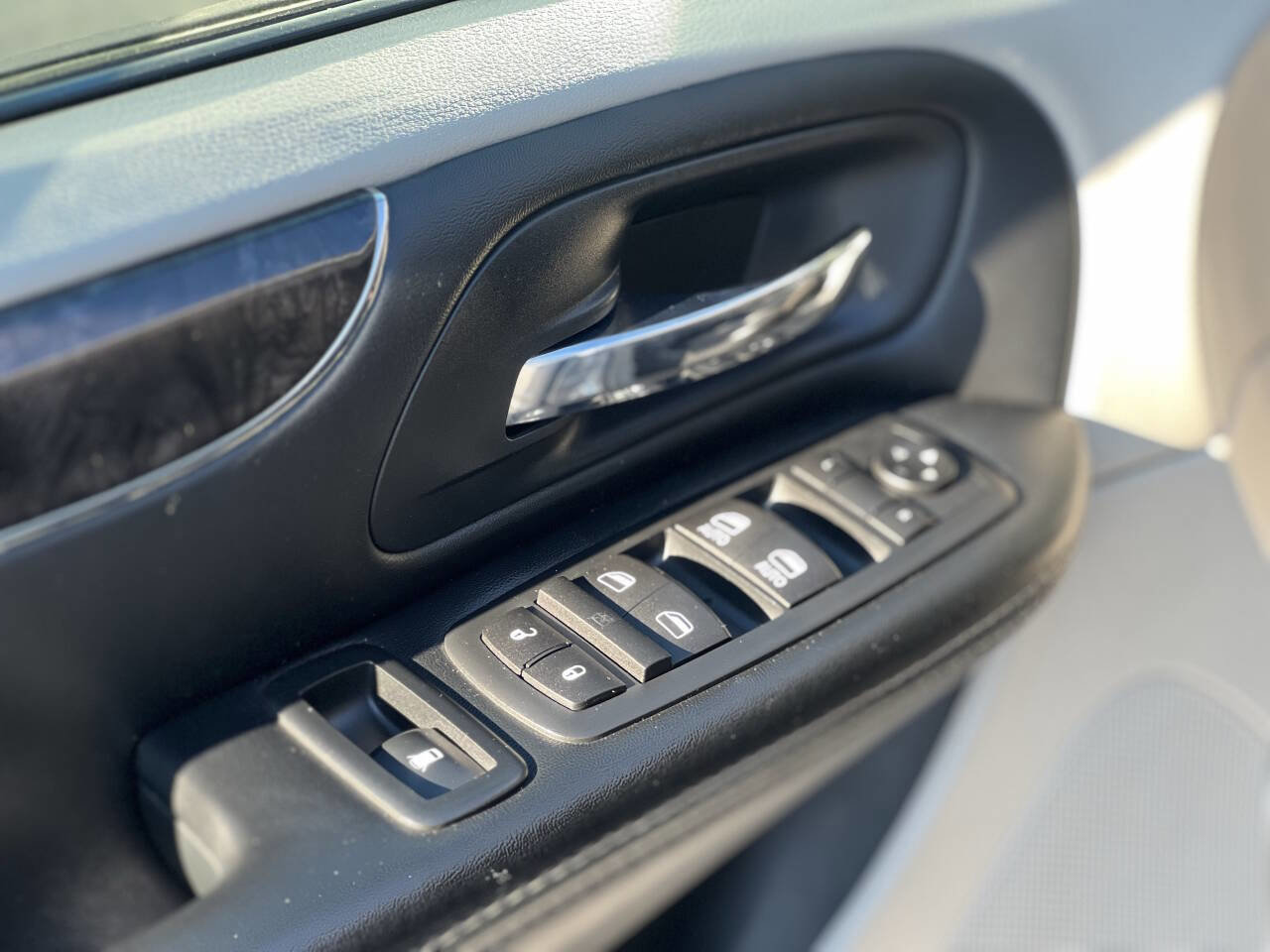 Used 2016 Chrysler Town & Country Touring image 8