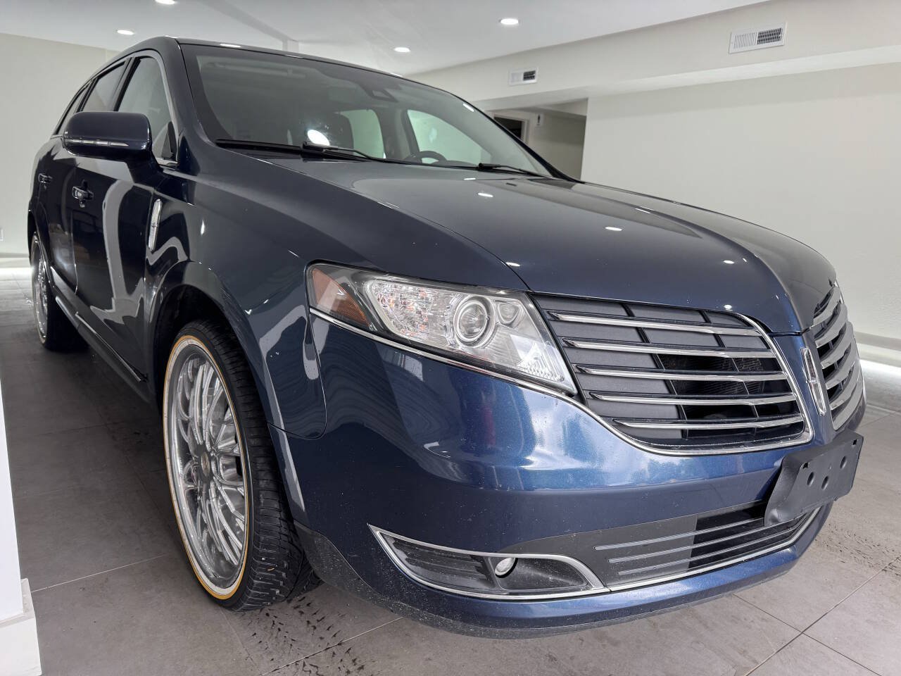 Used 2017 Lincoln MKT FWD image 8