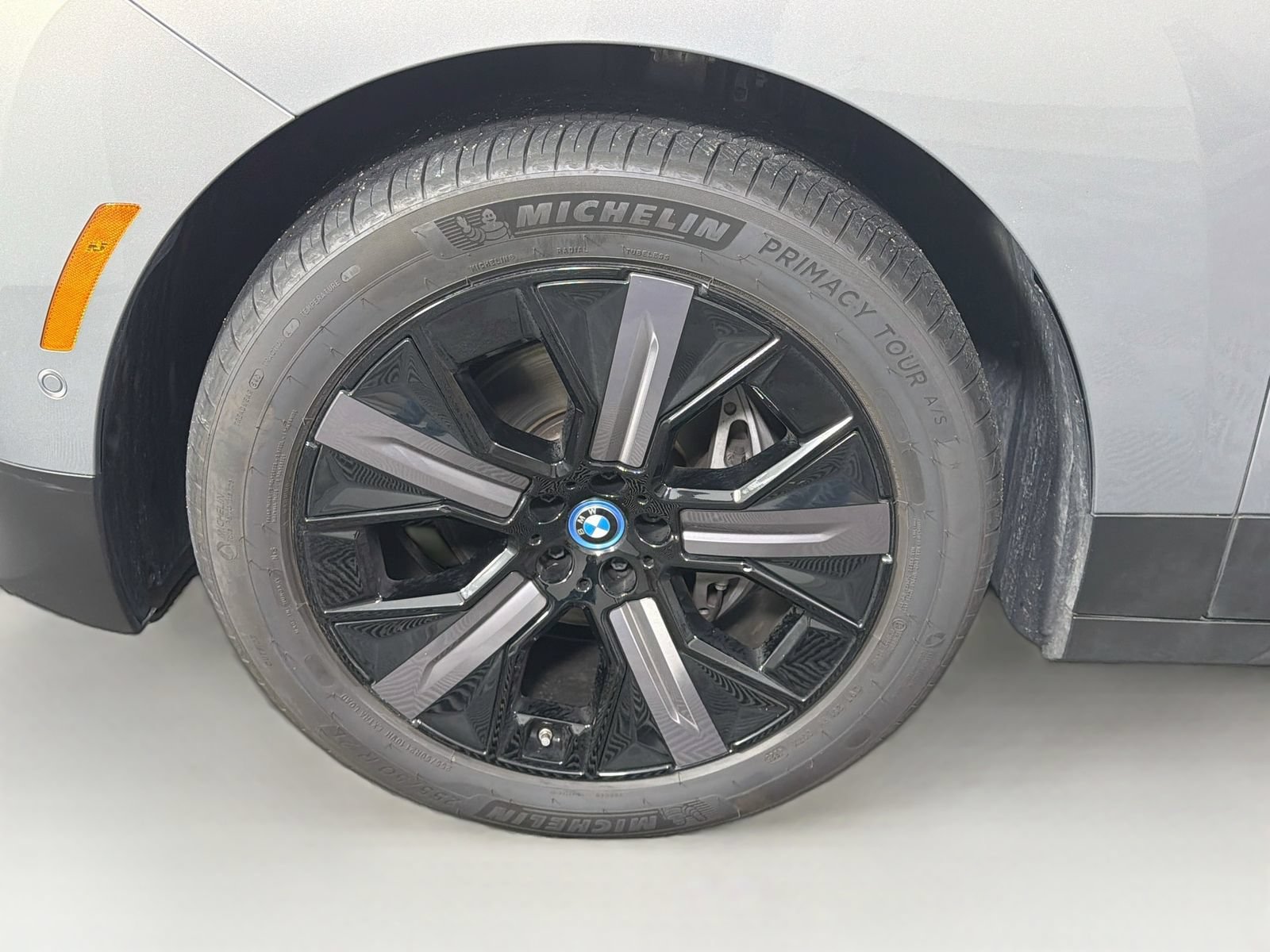 Certified 2024 BMW iX xDrive50 w/ Premium Package AWD/4WD image 33