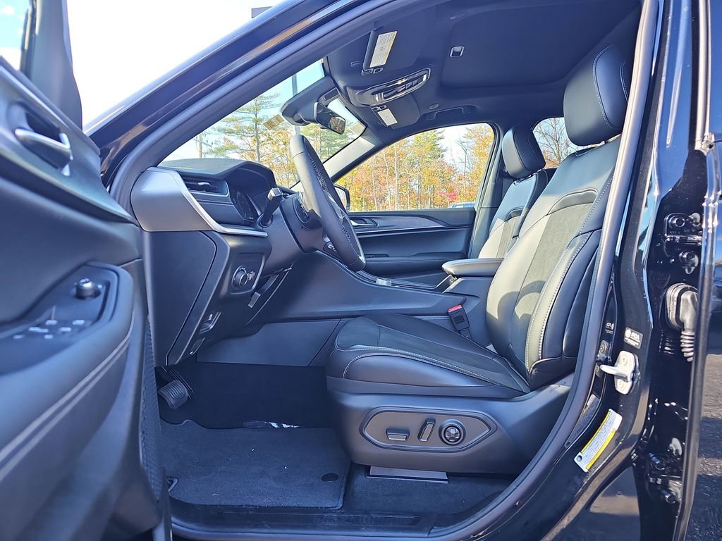 New 2025 Jeep Grand Cherokee Altitude image 10