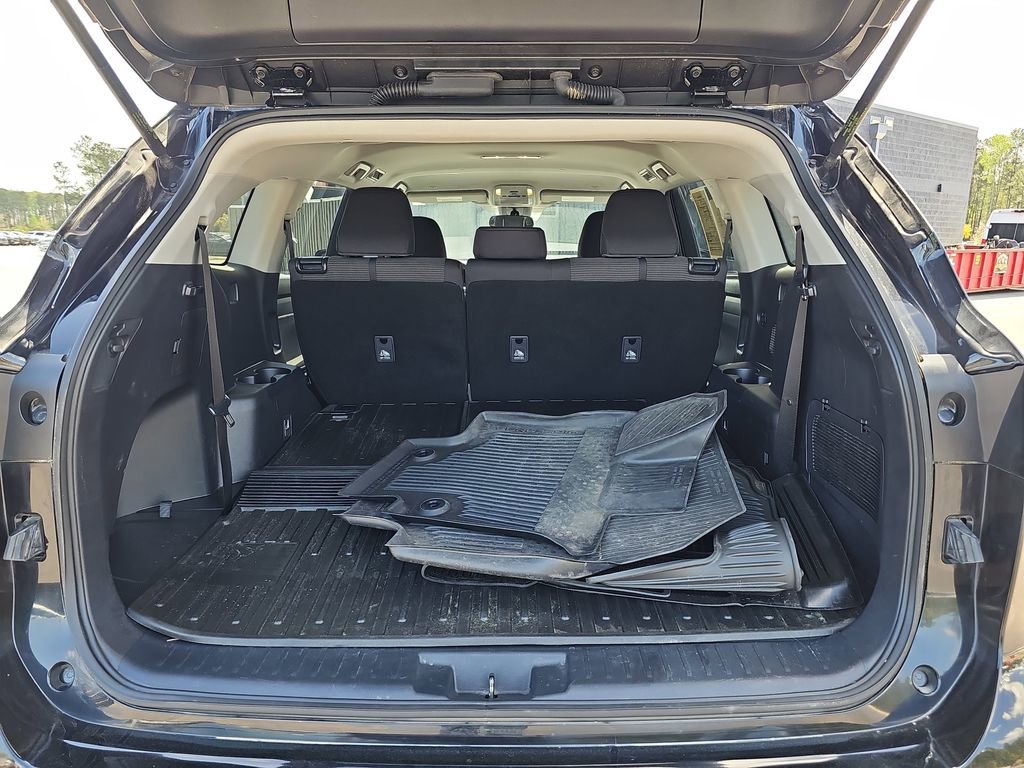 Used 2023 Toyota Highlander L image 16