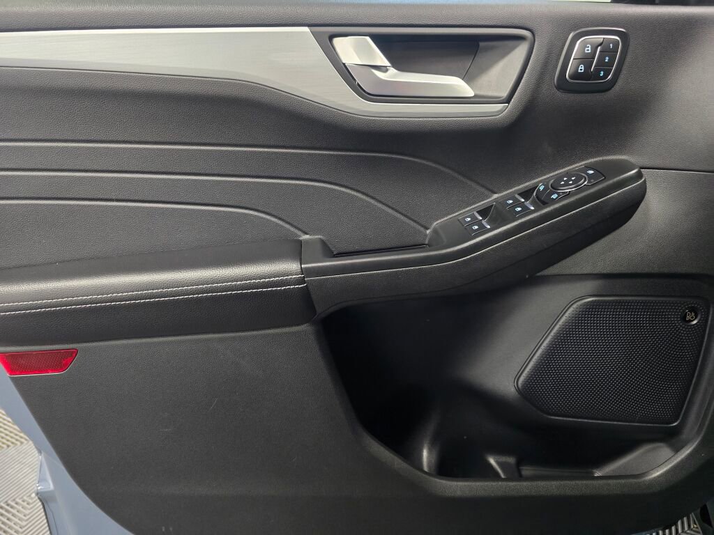 Used 2025 Ford Escape Platinum w/ Premium Technology Package image 32