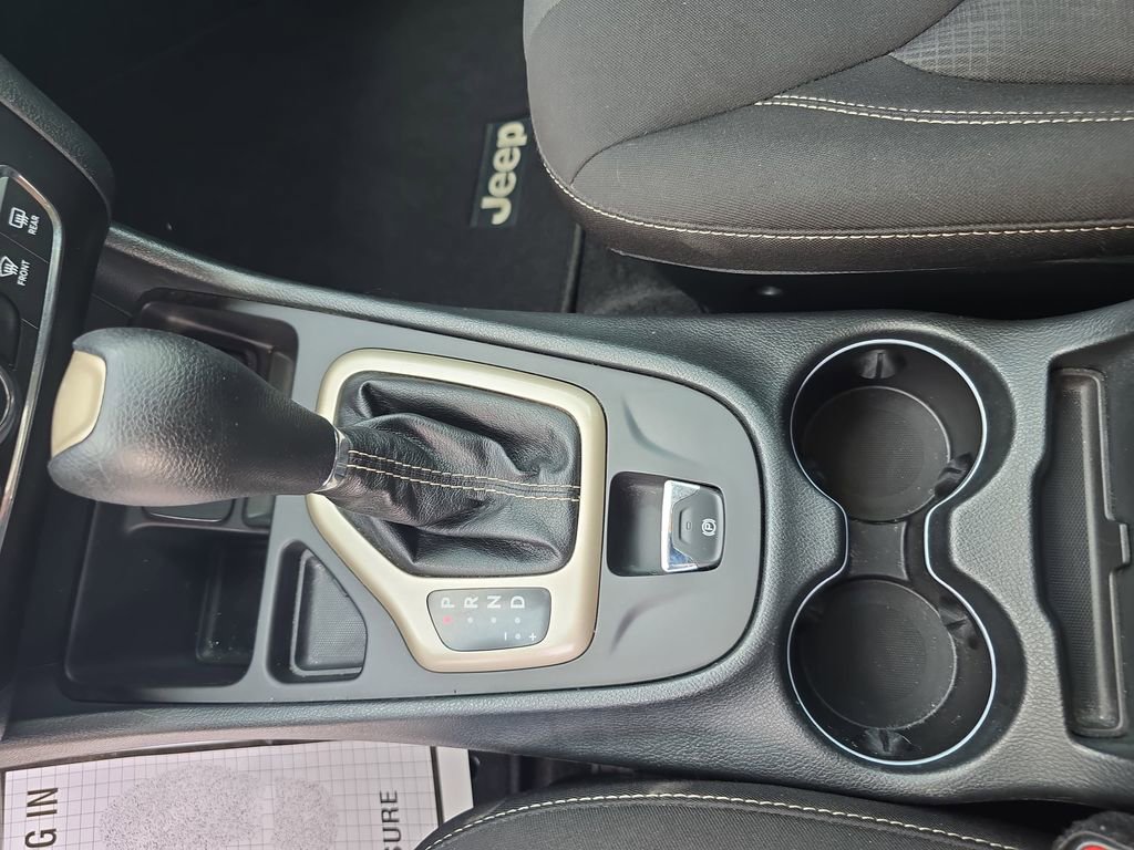 Used 2015 Jeep Cherokee Latitude FWD image 21