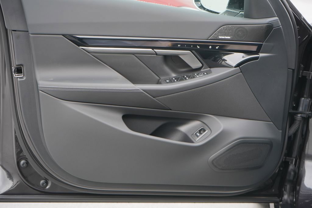 Used 2025 BMW i5 xDrive40 w/ Premium Package image 9