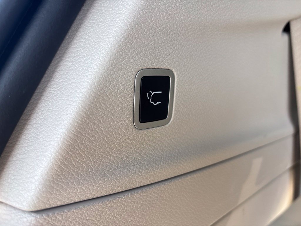 Used 2024 Chrysler Pacifica Touring-L FWD image 7