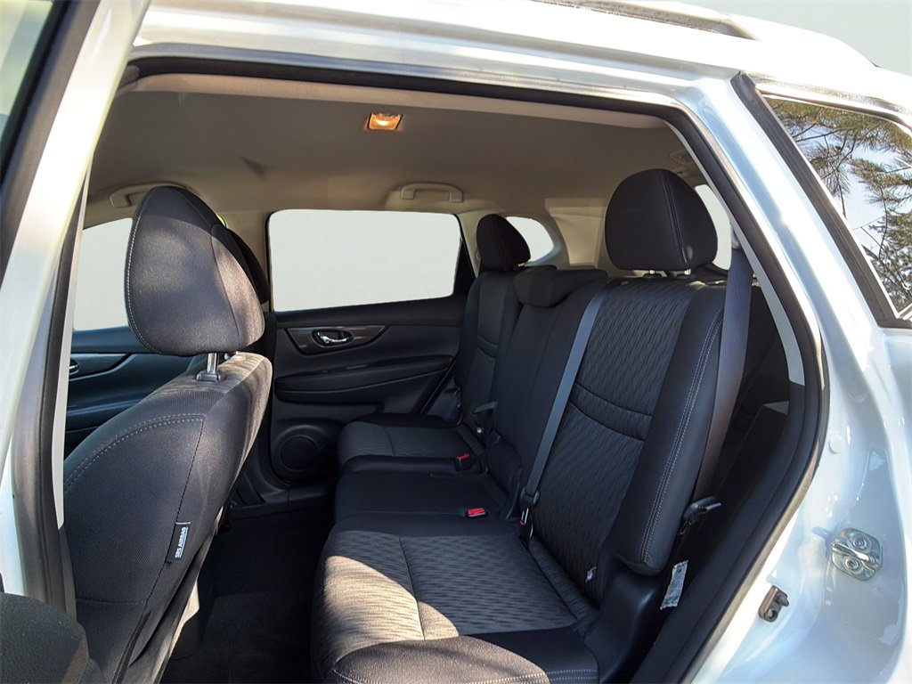 Used 2017 Nissan Rogue SV image 7