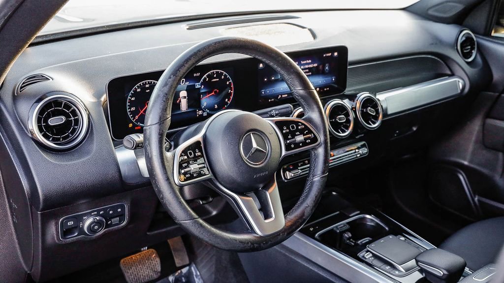Used 2021 Mercedes-Benz GLB 250 4MATIC image 23