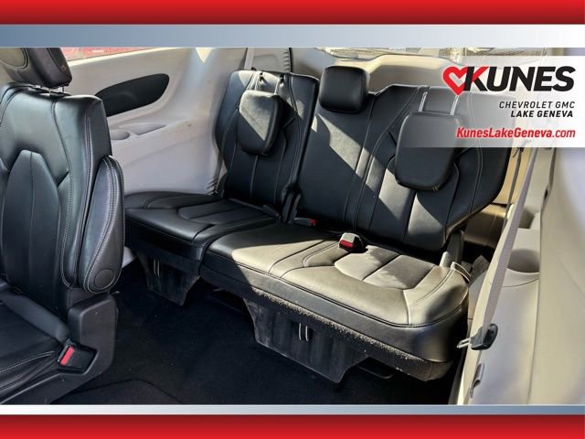 Used 2024 Chrysler Pacifica Touring-L image 13