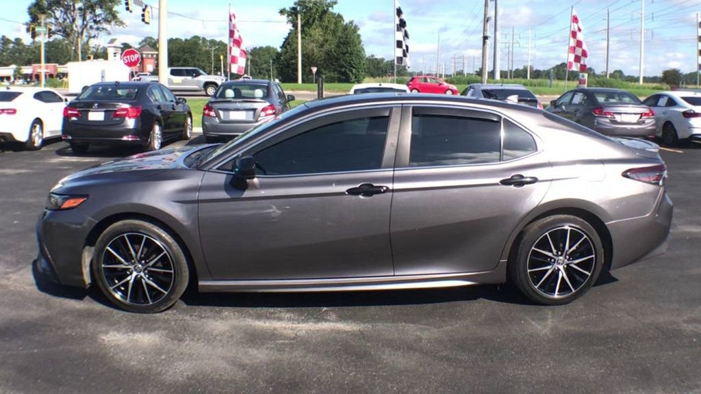 Used 2021 Toyota Camry SE image 5