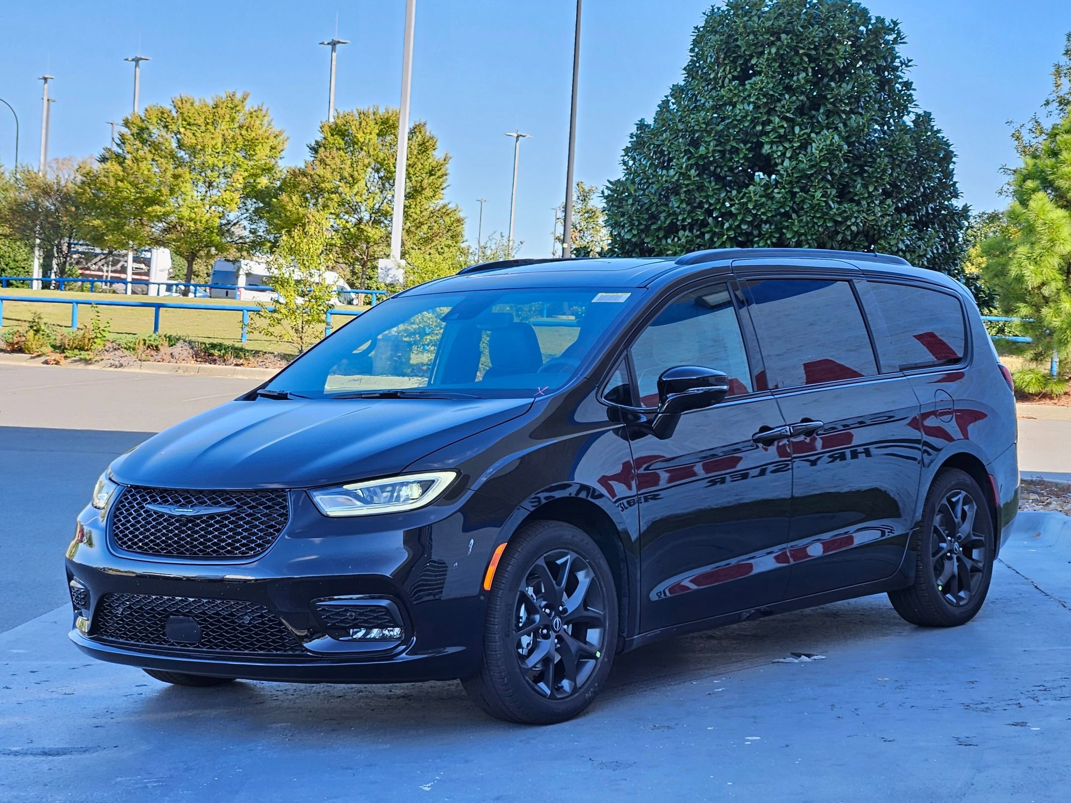 New 2026 Chrysler Pacifica Limited image 3