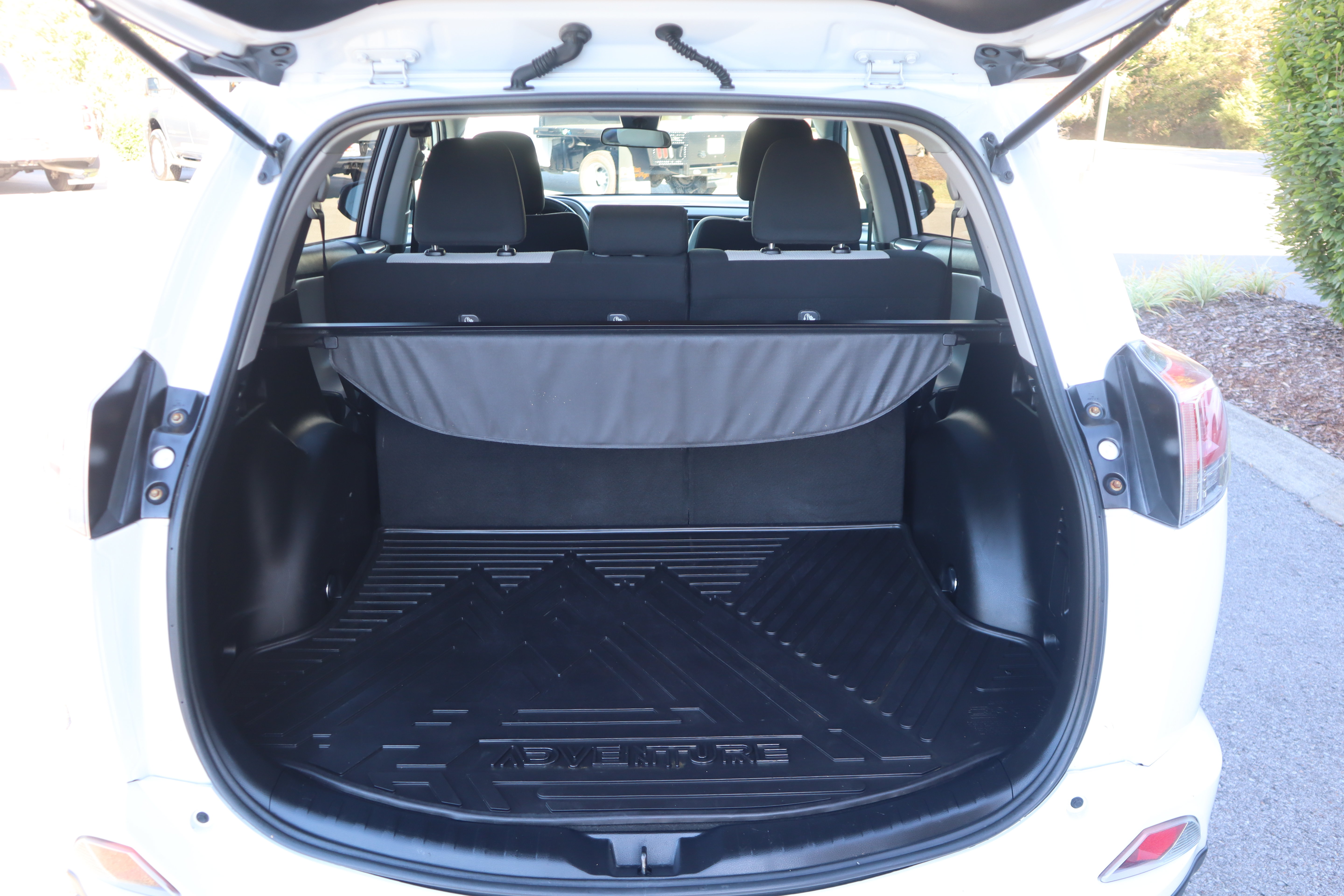 Used 2018 Toyota RAV4 XLE AWD/4WD image 30