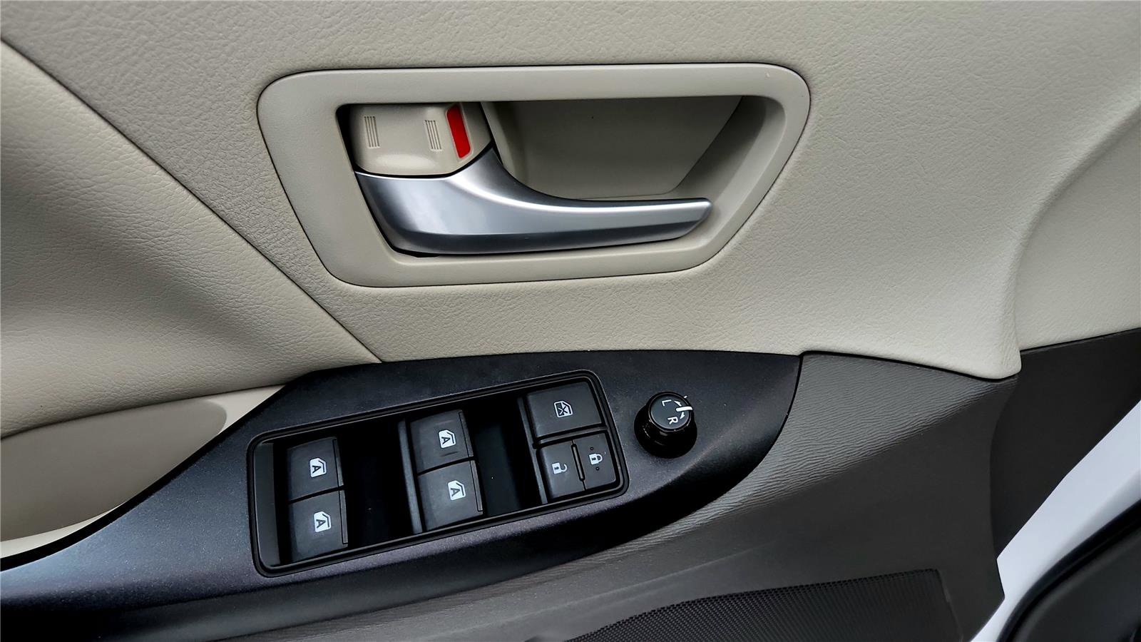 Used 2015 Toyota Sienna LE image 23